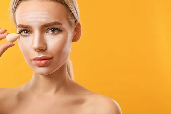 Mooie Jonge Vrouw Toepassen Contouring Make Tegen Kleur Achtergrond — Stockfoto