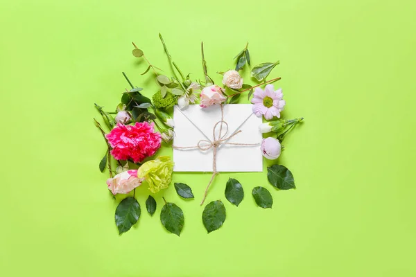 Vacker Komposition Med Kuvert Och Blommor Färg Bakgrund — Stockfoto