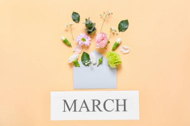 Zarflı ve arka planda çiçekler olan güzel bir kompozisyon. Uluslararası Kadınlar Günü kutlamaları