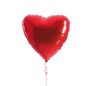 Beyaz arka planda kalp şeklinde hava balonu