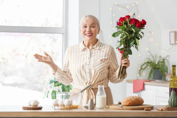 Mature Woman Bouquet Beautiful Roses Home — Stock Photo, Image