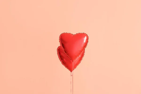 Herzförmige Luftballons Auf Farbigem Hintergrund — Stockfoto