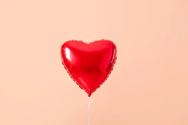 Herzförmiger Luftballon Auf Farbigem Hintergrund — Stockfoto