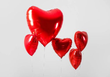 Gri arka planda kalp şeklinde hava balonları