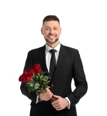 Beyaz arka planda güzel çiçekleri olan yakışıklı bir adam.