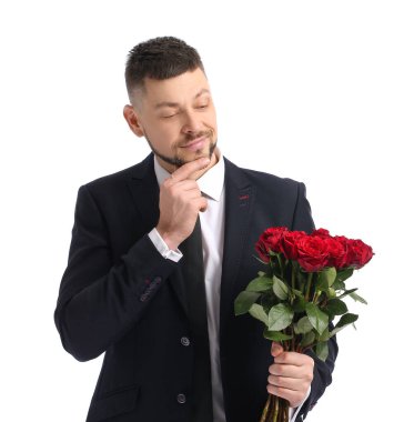 Beyaz arka planda güzel çiçekleri olan yakışıklı bir adam.