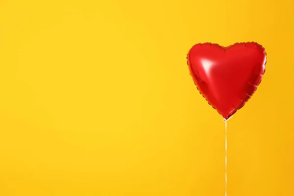Воздушный Шар Форме Сердца Цветном Фоне — стоковое фото