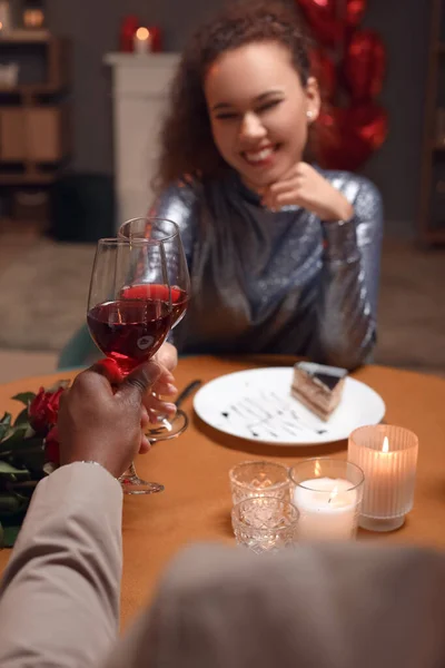 African American Couple Celebrating Valentine Day Home — Stock Photo, Image