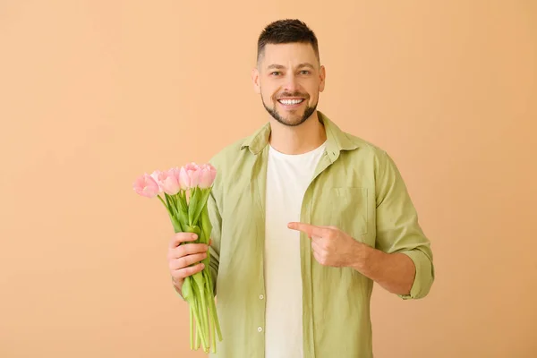 Hombre Guapo Con Ramo Hermosas Flores Sobre Fondo Color — Foto de Stock