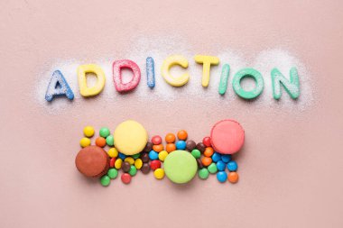 Renkli arka planda farklı tatlılar. Bağımlılık kavramı