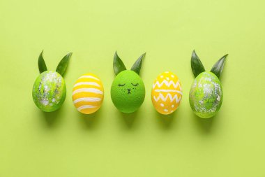 Renkli arkaplanda Paskalya yumurtaları ile yaratıcı kompozisyon