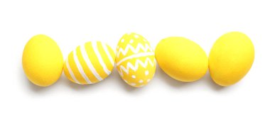 Beyaz arka planda güzel Paskalya yumurtaları