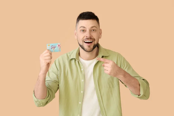 Homem Bonito Com Cartão Presente Fundo Cor — Fotografia de Stock