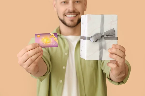 Beau Homme Avec Carte Cadeau Présent Sur Fond Couleur — Photo