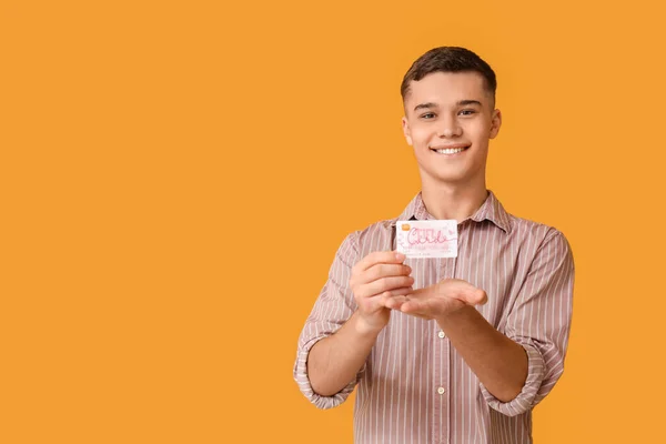 Menino Adolescente Com Cartão Presente Fundo Cor — Fotografia de Stock