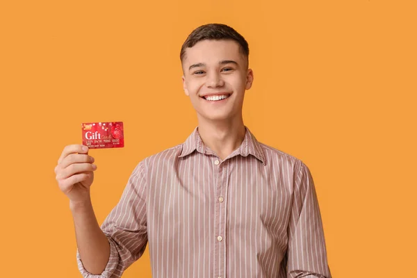 十代の男の子とともにギフトカード上の色の背景 — ストック写真