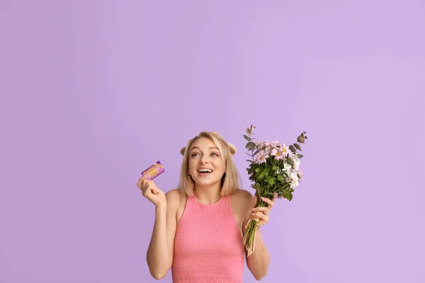 Hermosa Mujer Joven Con Tarjeta Regalo Flores Fondo Color —  Fotos de Stock