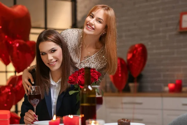 Feliz Casal Transexual Celebrando Dia Dos Namorados Casa — Fotografia de Stock