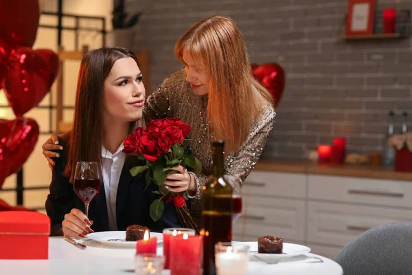 Feliz Casal Transexual Celebrando Dia Dos Namorados Casa — Fotografia de Stock