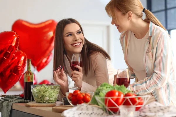 Feliz Casal Transexual Celebrando Dia Dos Namorados Enquanto Cozinha Jantar — Fotografia de Stock