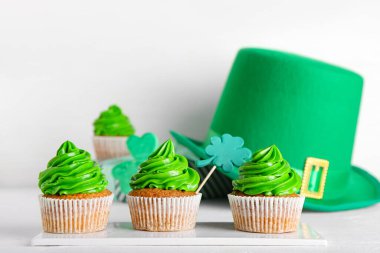 Beyaz arka planda Aziz Patrick Günü için lezzetli kekler.