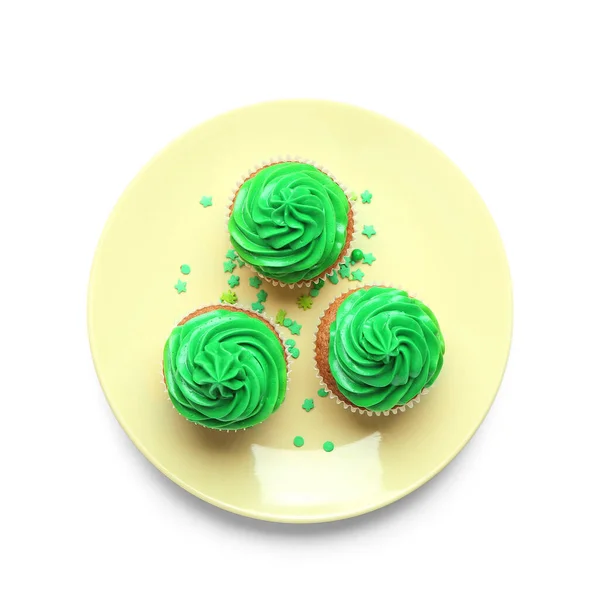 Prato Com Cupcakes Saborosos Para Dia São Patrício Fundo Branco — Fotografia de Stock