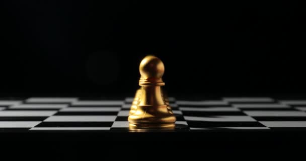暗い背景にチェスの駒を持つボード — ストック動画