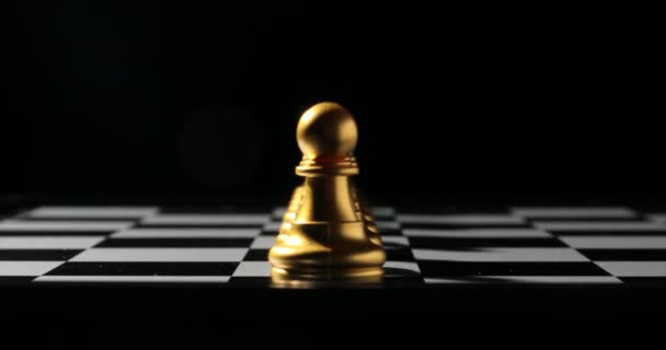 棋盘上有深色背景的棋子 — 图库视频影像