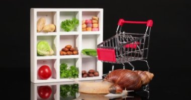 Dev Achatina salyangozları, ürünler ve alışveriş arabası.