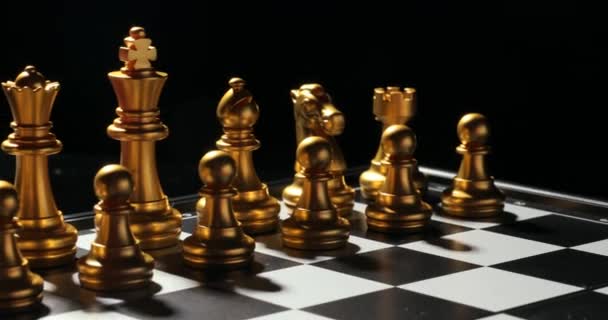 Brett Mit Schachfiguren Auf Dunklem Hintergrund — Stockvideo