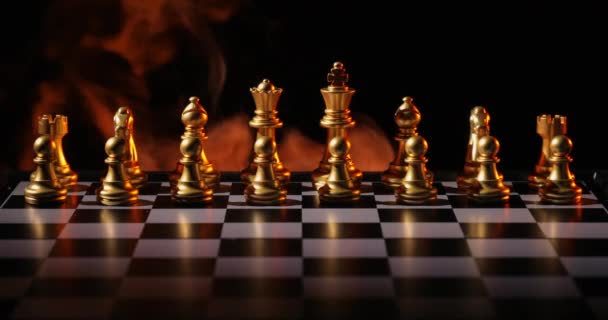 棋盘上的棋子和黑黑的背景下的烟 — 图库视频影像