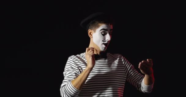 Koyu Arkaplanda Ming Erkek Sanatçı — Stok video