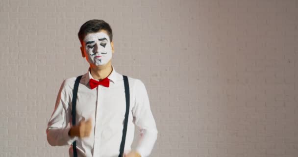 Miming Mannelijke Kunstenaar Wachten Iemand Lichte Achtergrond — Stockvideo