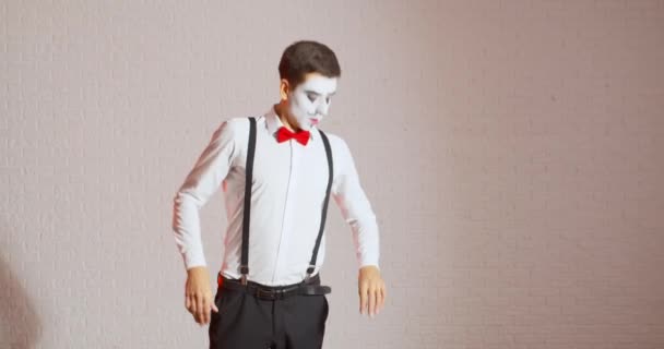 Miming Artista Masculino Esperando Alguien Fondo Luz — Vídeos de Stock