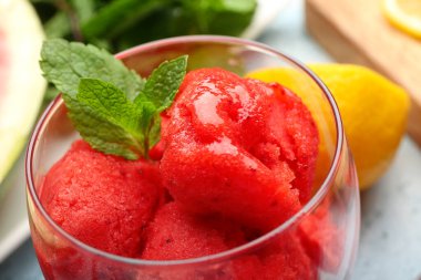 Bardakta nefis karpuz dondurması, yakın plan.