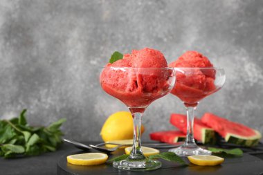 Arka planda karpuzlu dondurma kaseleri