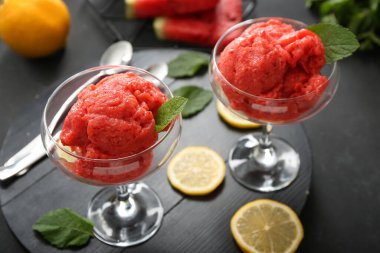 Koyu arkaplanda karpuzlu dondurma kompozisyonu