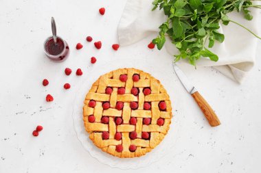Aydınlık masada lezzetli ahududu turtası