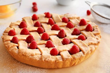 Lezzetli ahududu turtası masada, yakın plan.