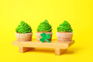 St. Patrick Günü için renkli arka planda lezzetli kekler.