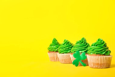St. Patrick Günü için renkli arka planda lezzetli kekler.