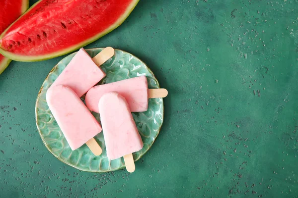 Teller Mit Wassermeloneneis Auf Dem Tisch — Stockfoto