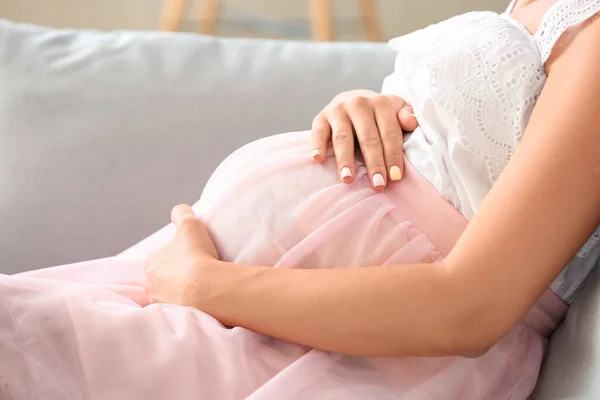 Беременная Женщина Сидит Дома Диване — стоковое фото