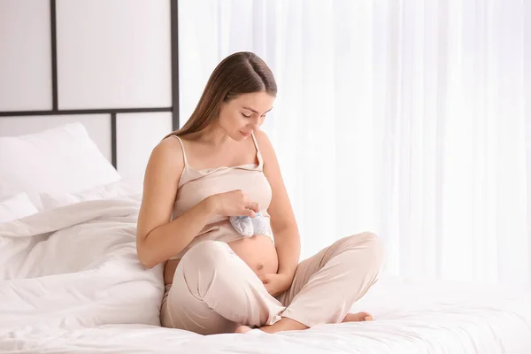 Beautiful Pregnant Woman Baby Shoes Home — Stock Photo, Image