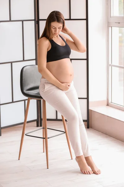 Krásná Těhotná Žena Doma — Stock fotografie