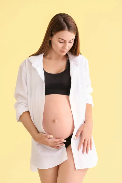 Hermosa Mujer Embarazada Sobre Fondo Color —  Fotos de Stock