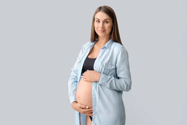 Hermosa Mujer Embarazada Sobre Fondo Claro —  Fotos de Stock