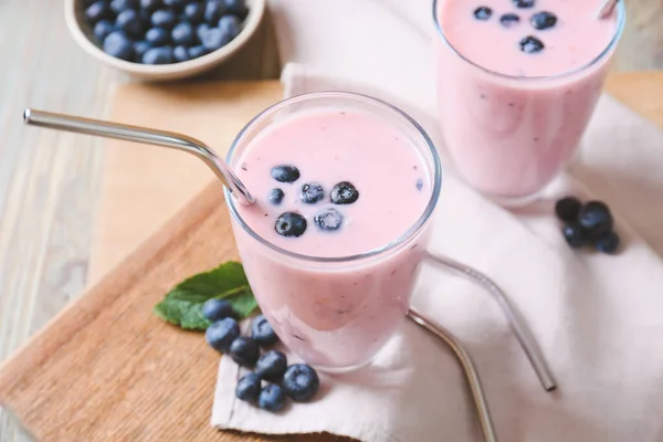 Gläser Mit Leckerem Blaubeer Smoothie Und Minze Auf Holzgrund — Stockfoto