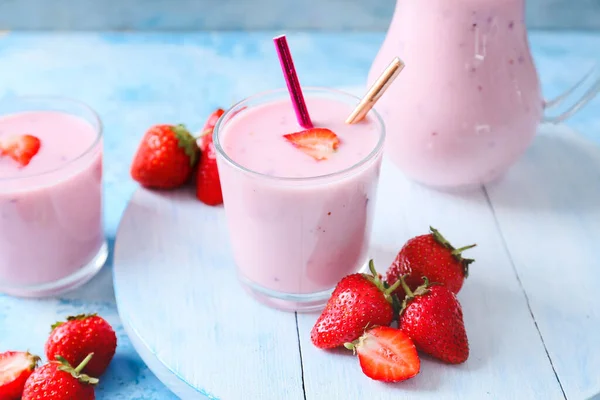 Gläser Und Krug Mit Leckerem Erdbeer Smoothie Auf Farbigem Hintergrund — Stockfoto