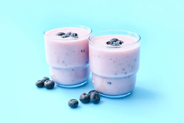 Brýle Chutné Borůvkové Smoothie Barevném Pozadí — Stock fotografie